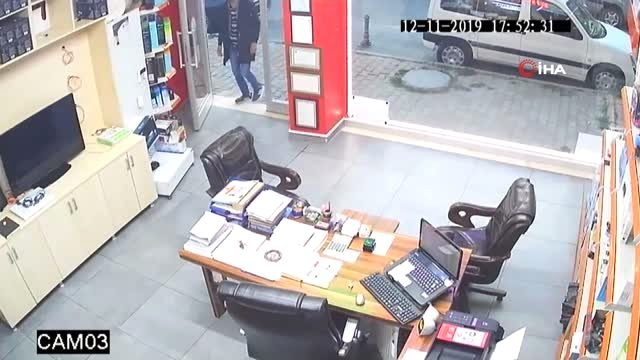 Arnavutköy'de sadaka kutusunu çalan hırsız kameralara yakalandı