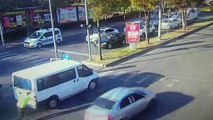 Arızalanan minibüsün polisin yardımıyla yol kenarına itilme anı güvenlik kamerasında - DİYARBAKIR
