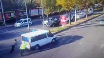 Arızalanan minibüsün polisin yardımıyla yol kenarına itilme anı güvenlik kamerasında