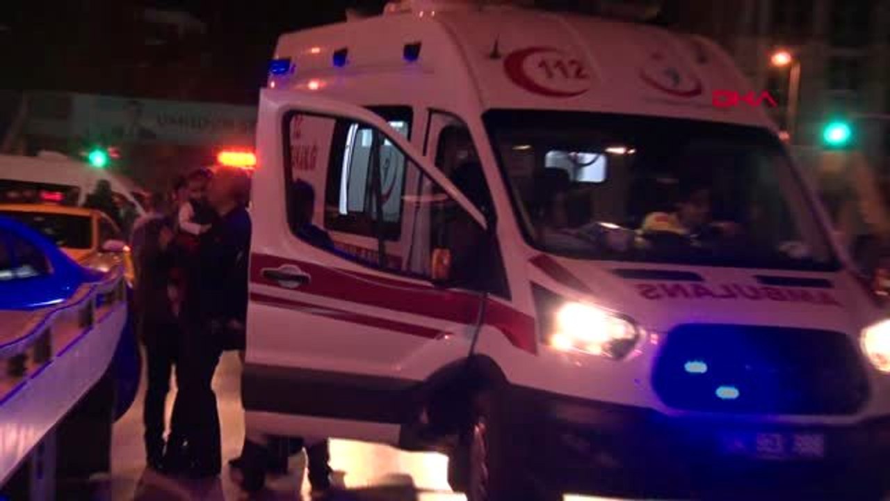 Hafif ticari araç kırmızı ışıkta bekleyen otomobile çarptı: 2'si kadın 3 yaralı