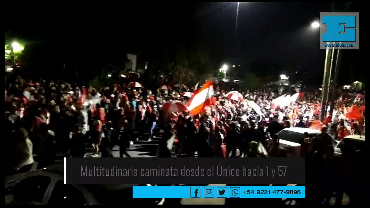 Una multitud de hinchas de Estudiantes caminan hacia la vigilia en 1 y 57