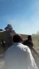 Zırhçı araca tırmanmak isteyen YPG'li ezildi