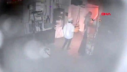 Restoranın mutfağına girmeye çalışan hırsız, tavandan yere çakıldı