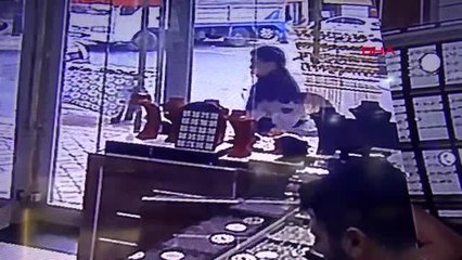Sahte bileziği gerçeğiyle değiştirdi; yakalanınca bayılma numarası yaptı