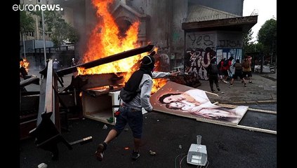 شاهد: أعمال شغب وإحراق جامعة ونهب كنيسة في تظاهرات تشيلي