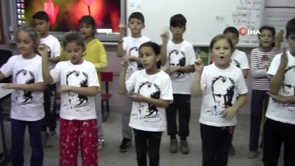 Öğrenciler, ‘10 Kasım Benim En Büyük Yasım’ şarkısını işaret diliyle seslendirdi