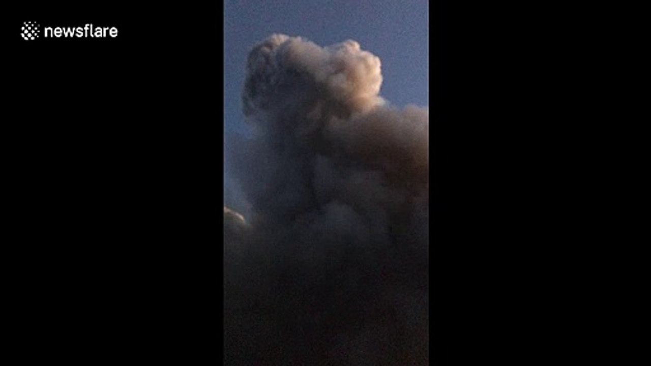 Australian bush fire nears homes in New South Wales