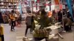 Découvrez les scènes d’émeutes et de bagarres chez Ikea pour le lancement de la collection capsule du designer Virgil Abloh