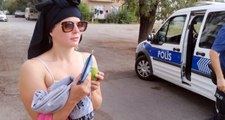 Sokak ortasında soyunan İsveçli turist, polis ekiplerine zor anlar yaşattı