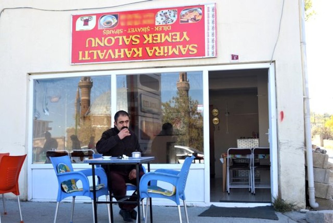 İşleri ters gidince tabelayı da ters çevirdi