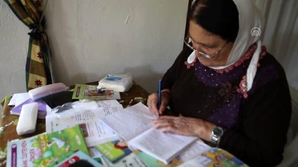 Okuma yazmayı 64 yaşında öğrenmeye başladı