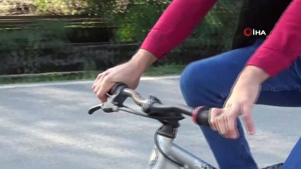 Ellerini bırakarak kullandığı bisiklette ceza yedi