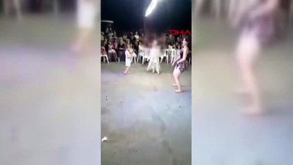 İzmir anne ve baba, sünnet düğünündeki görüntüler için dansözleri suçladı