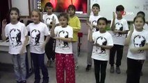 İlkokul öğrencileri, ‘10 Kasım Benim En Büyük Yasım’ şarkısını işaret diliyle seslendirdi