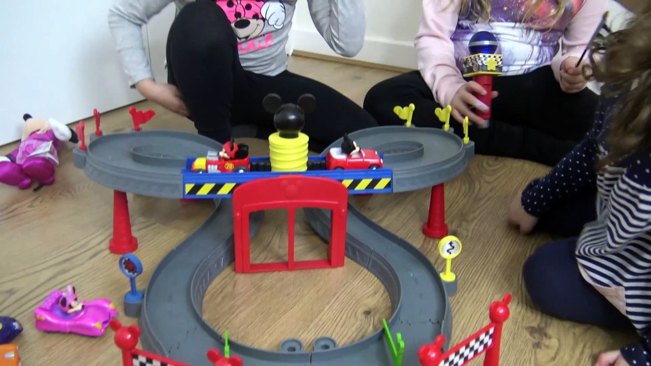Disney Junior Mickey  e sua Pista de corrida com Sophia, Isabella e  Alice