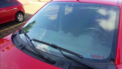 Homem danifica para-brisa do carro da namorada ao encontrá-la na casa de amigo