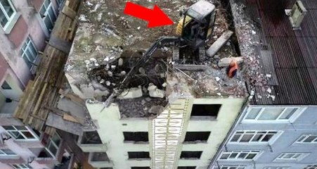 Küçükçekmece'de ilginç yıkım! Yıkılacak binanın üzerine iş makinesi çıkarıldı