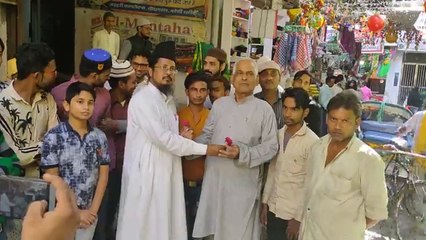 Ayodhya Verdict: हिंदू-मुस्लिम ने एक-दूसरे को भेंट किया गुलाब का फूल, अयोध्या फैसले का किया स्वागत