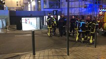 Un pneu en feu dans un parking souterrain