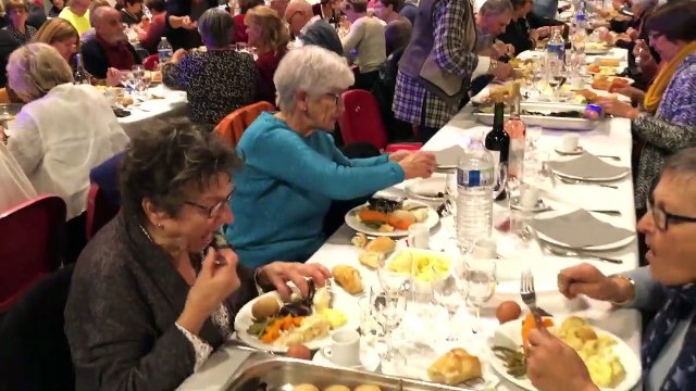 Près de 1600 personnes pour l'aïoli géant à la Halle de Martigues