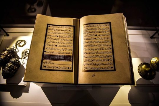 Vakıa suresi okunuşu nasıldır? Vakıa suresi Arapça okunuşu nasıldır? Vakia suresi dinle