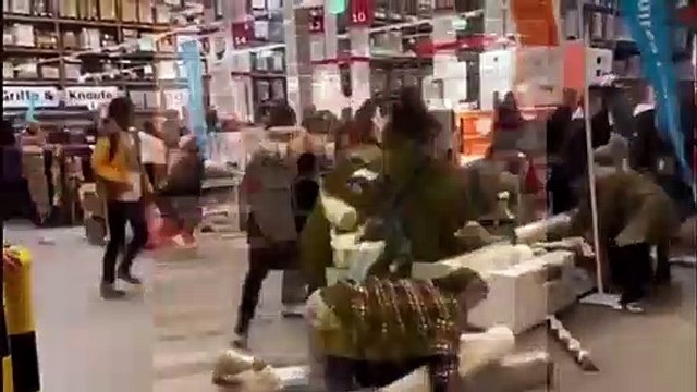 Découvrez les scènes d’émeutes et de bagarres chez Ikea pour le lancement de la collection capsule du designer Virgil Abloh