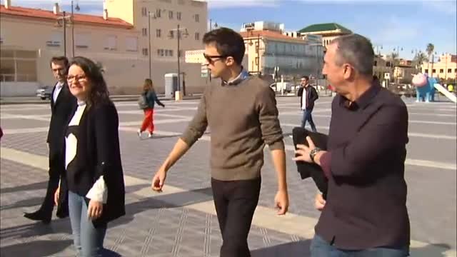 Errejón pasea por la playa de Malvarrosa en la jornada de reflexión