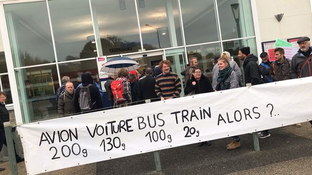 Manifestation pacifique en gare de Coutances et à bord du TER Caen -RENNES