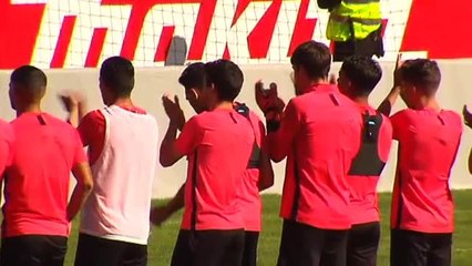 7.000 personas animan al Sevilla en el último entrenamiento previo al derbi