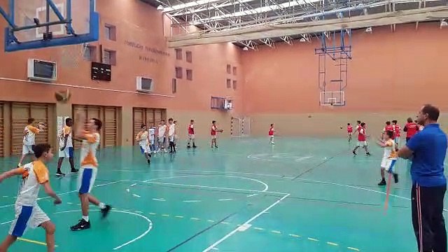 MOMENTOS PREVIOS AL PARTIDO DEL EQUIPO INFANTIL DEL CB CHIPIONA.