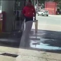 Un homme qui nettoie le sol avec de l'essence!