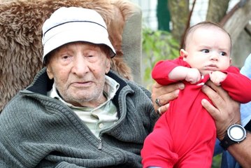 79 torunu olan Ethem dedeye 100'üncü yaş sürprizi