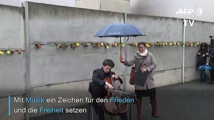 "Ballade für den Frieden": Cellist Gautier Capuçon spielt vor Berliner Mauerresten