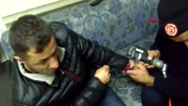 Sivas aradaşlarının şaka için taktığı kelepçeyi, itfaiye çıkarttı