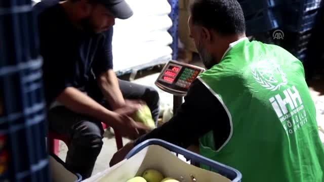 Suriye'deki çadır kentlerde 21 ton meyve dağıtıldı