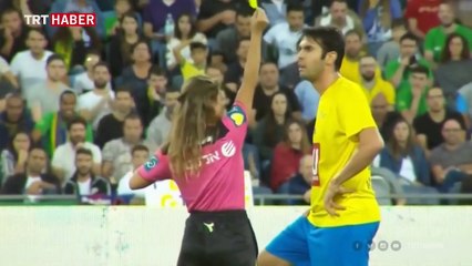 Hakem futbolcuyla selfie çekilmek için sarı kart gösterdi