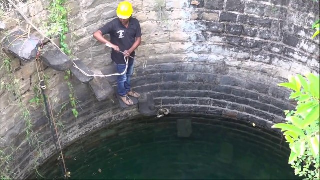 Des ouvriers indiens se mobilisent pour sauver une vipère tombée dans un puits