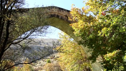 Mimarisiyle Mostar Köprüsü'ne Benzetilen Tağar Köprüsü'nde Sonbahar Şöleni