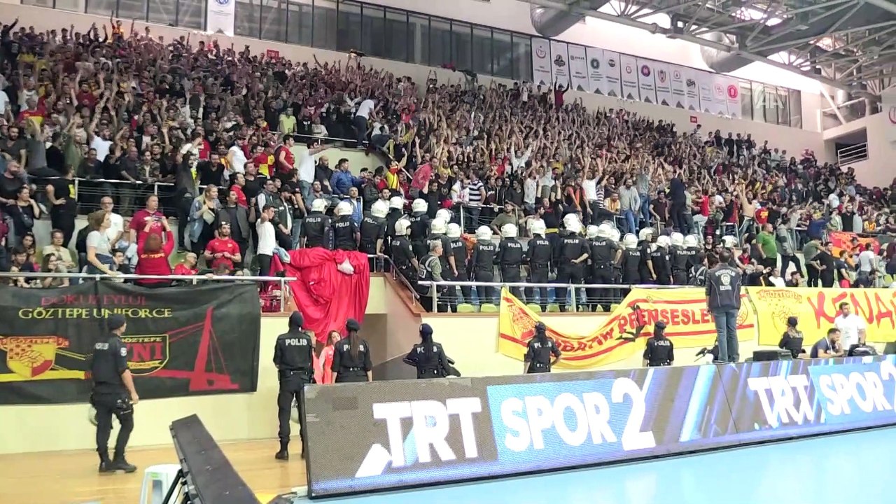 Göztepe-Karşıyaka voleybol maçı - Olaylar nedeniyle tribünlerin boşaltıldı - İZMİR