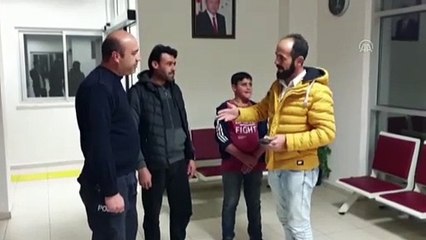 Suriyeli baba ve oğlu, buldukları para dolu cüzdanı polise teslim etti - AFYONKARAHİSAR