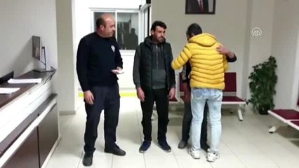 Suriyeli baba ve oğlu, buldukları para dolu cüzdanı polise teslim etti