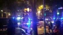 Los mossos disuelven a los manifestantes que trataban de realizar la primera barricada en Barcelona