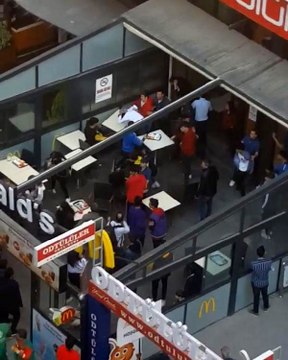 Uzman çavuş, restorandaki kavgayı havaya ateş açarak sonlandırdı