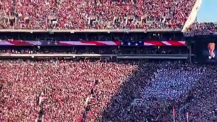 Les images de Donald Trump acclamé cette nuit lors d'un match de football américain en Albama... après avoir été hué à Washington fin octobre