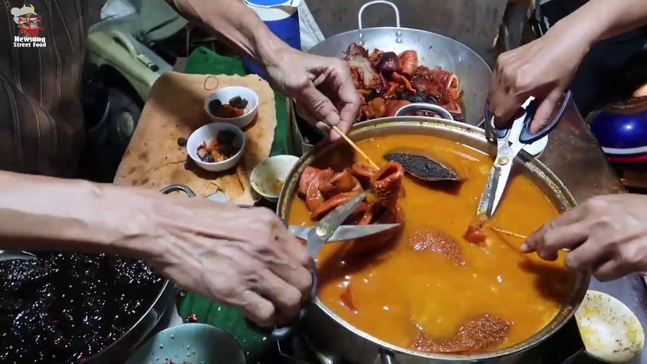 Awesome Beef Offal Eat with Bread (Pha Lau ) - Saigon Cheap street Food - Vietnam Street Cuisine