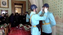 Ulu Önder Atatürk'ün Dolmabahçe Sarayı'ndaki odasında nöbet tutan asker, gözyaşlarına hakim olamadı