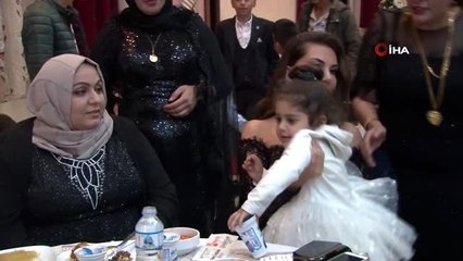 Sanatçı Ebru Yaşar, kayınbiraderinin düğününde halay çekti