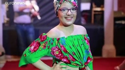 شاهد: عرض أزياء مبهر لمريضات السرطان في تونس