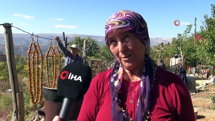 Bandırmaya sevgilerini katıp, oyun oynayarak hazırlıyorlar