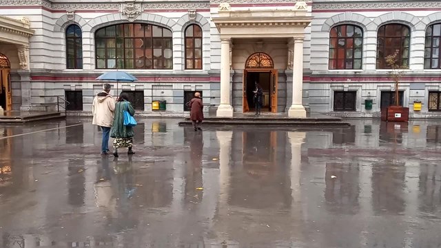 La lluvia provoca una escasa asistencia de votantes en las primeras horas de la mañana